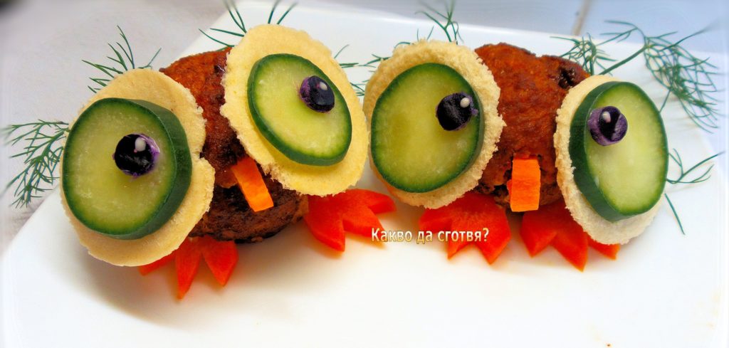 Кюфтенца с маслини, оформени като совички Кюфтенца с маслини, оформени като совички