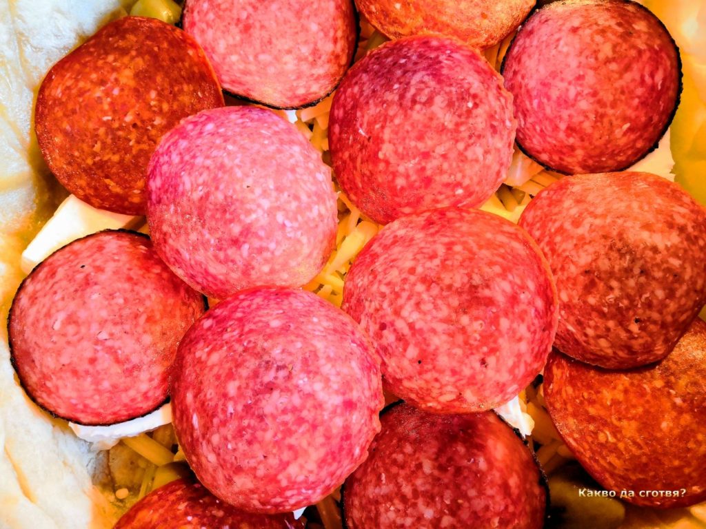 Киш с маслини, чедър, бяло сирене и пеперони Киш с маслини, чедър, бяло сирене и пеперони