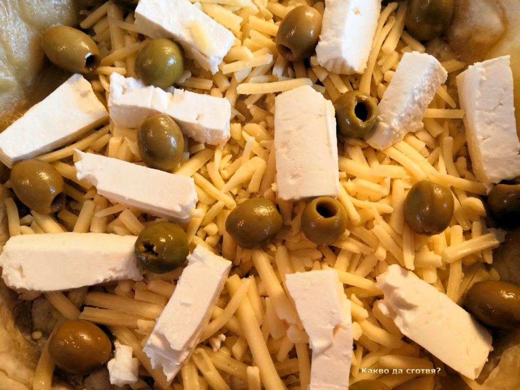 Киш с маслини, чедър, бяло сирене и пеперони Киш с маслини, чедър, бяло сирене и пеперони
