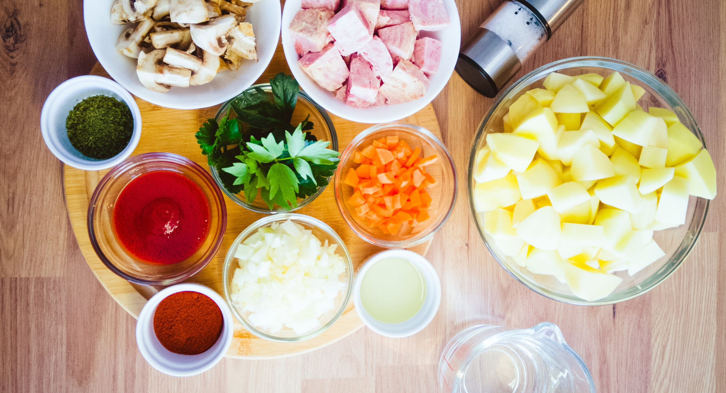 Необходими продукти за картофена яхния с месо в мултикукър Необходими продукти за картофена яхния с месо в мултикукър