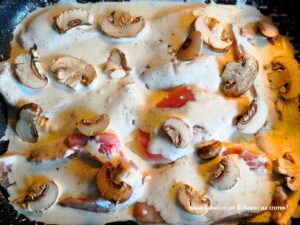 Наредете гъбите върху месото