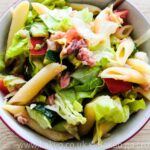 Салата с макарони, риба тон и зеленчуци