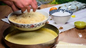 Баклава - поръсване с ядки и грис
